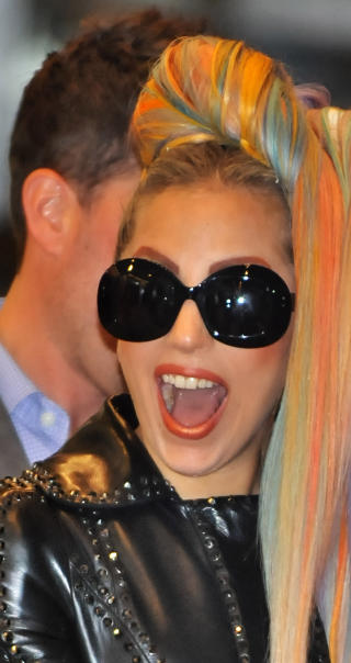 EN FRI SJEL: Lady Gaga passer p� � leve slik som andre 26-�ringer, hvilket inneb�rer noen ville �yeblikk innimellom. Foto: Stella Pictures