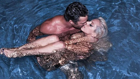 MED KJ�RESTEN: Nylig la Lady Gaga ut dette bildet av seg selv naken mens hun kysser kj�resten Taylor Kinney i et sv�mmebasseng p� sin hjemmeside Littlemonsters.com. Foto: Stella Pictures