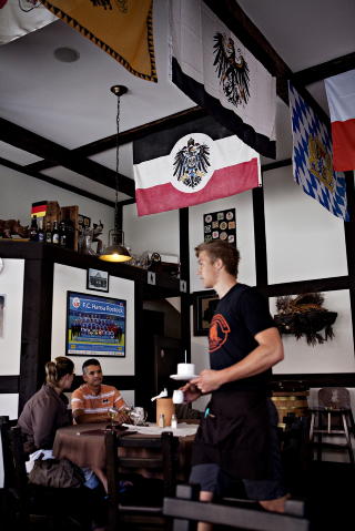 Brauhaus: På den beste restauranten i byen Swakopmund, hvor mange nazister dro etter krigen, er alle hvite. Brauhaus: På den beste restauranten i byen Swakopmund, hvor mange nazister dro etter krigen, er alle hvite.