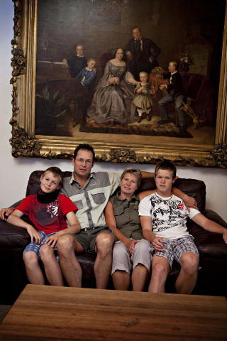 Familieportrett: Familien Schreiber anno 1850 og 2012. Fra venstre Damian, Reinhold, Kirsten og Dennis. Kirsten ukependler til en tysk skole i Windhoek med guttene. Familieportrett: Familien Schreiber anno 1850 og 2012. Fra venstre Damian, Reinhold, Kirsten og Dennis. Kirsten ukependler til en tysk skole i Windhoek med guttene.