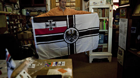 «Kriegsflagge»: Ludwig Haller eier Peters Antiques, og selger mye av effekter fra andre verdenskrig, som dette krigsflagget fra Det tredje rike. «Kriegsflagge»: Ludwig Haller eier Peters Antiques, og selger mye av effekter fra andre verdenskrig, som dette krigsflagget fra Det tredje rike.