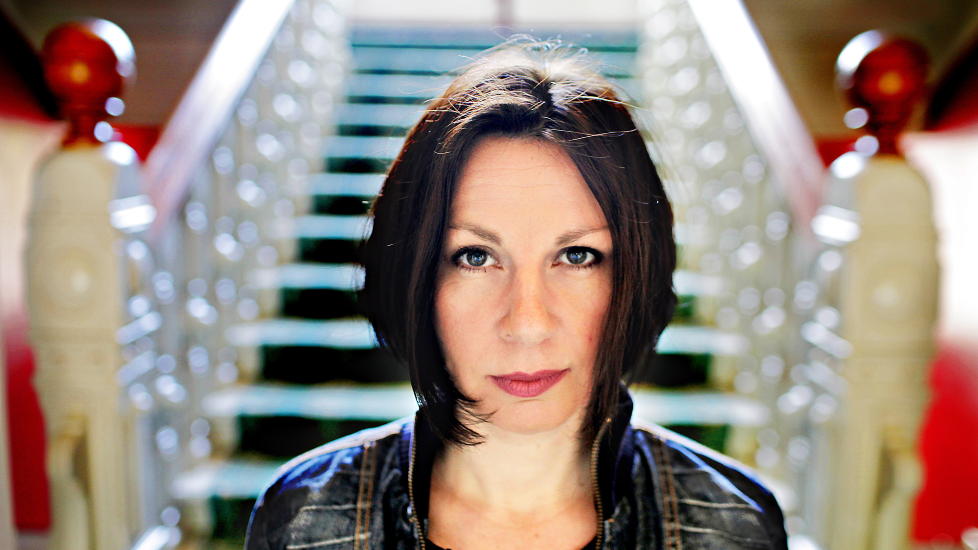 UTE MED OPPF�LGER: Kristine Tofte er en av f� norske forfattere som skriver fantasy for voksne. N� er hun ute med bok to i fantasyserien �Song for Eirabu�. 
Foto: Lars Eivind Bones