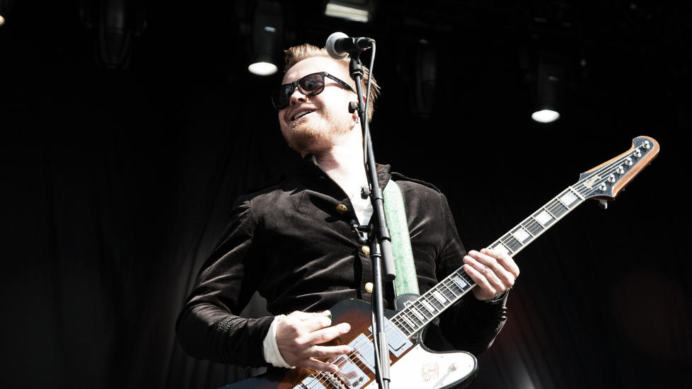 BLUES FRA BYGDA: Amund Maarud i spissen for et �ttemannsband under �yafestivalen i ettermiddag. Foto: Markus Thorsen / �yafestivalen