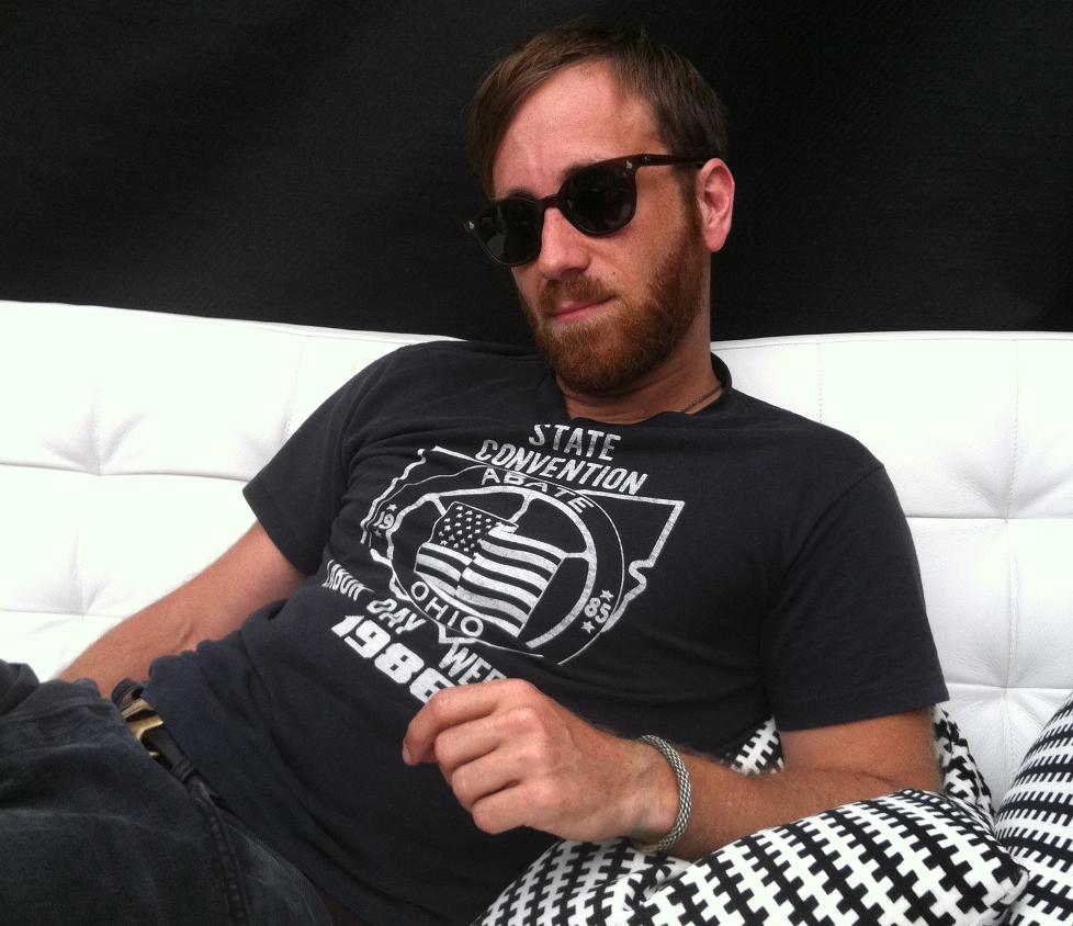 - IKKE FLAMBOYANT: The Black Keys-vokalist Dan Auerbach (33) mener t-skjorta, jeansen og solbrillene er oppskrifta p� en god rockestil. Foto: Dagbladet