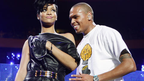 BEDRE DAGER: Rihanna (24) og Chris Brown (23) var et par i ett �r, fram til februar 2009. Her opptrer de to sammen i New York bare to m�neder f�r voldsepisoden finner sted.  Foto: Reuters / Lucas Jackson / NTB Scanpix
