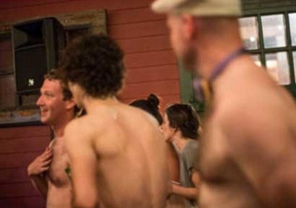 TOPPL�S MILLIARD�R: En smilende Mark Zuckerberg later til � ha det sv�rt s� morsomt sammen med de andre toppl�se Facebook-sjefene. Foto: GAWKER