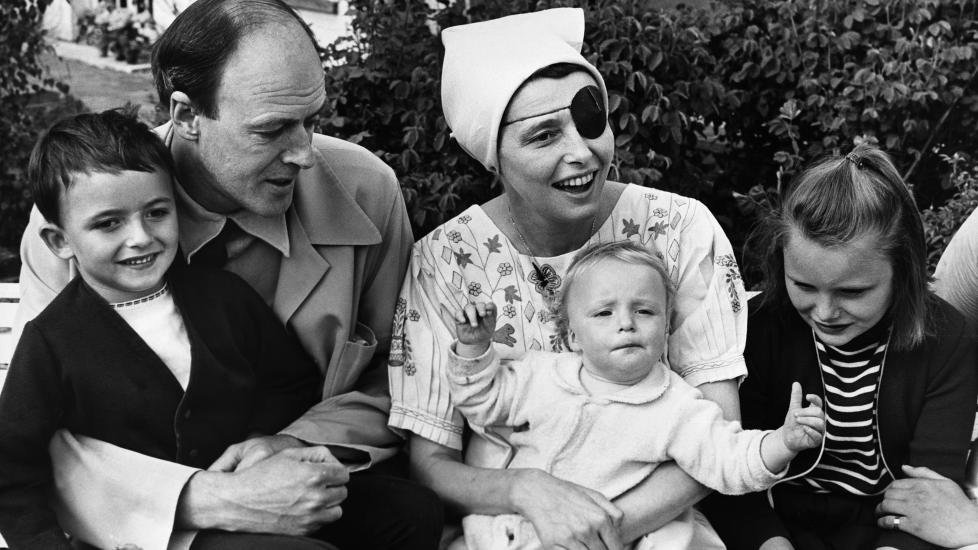 �PENHJERTIG: I et langt innlegg i Daily Mail, forteller Tessa Dahl (55) om sin vanskelige barndom sammen med faren Roald Dahl. Her er familien samlet i 1965: fra venstre pappa Roald Dahl og mamma Patricia Neal. Foran sitter broren Theo, s�steren Ophelia og Tessa. Foto: Hulton-Deutsch Collection/CORBIS