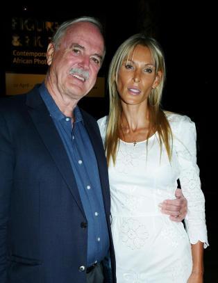 John Cleese (72) giftet seg med 31 år yngre kjæreste