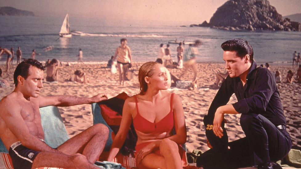 FARGERIKT: Filmen �Fun in Acapulco� (1963) byr ikke p� de store, sosiale skildringene av Mexico. Filmen danner bakgrunnen for handlingen i Javier Mar�as? b�de gapskrattende og nifse fortelling �Ond natur eller Med Elvis i Mexico�. Foto: STELLA PICTURES