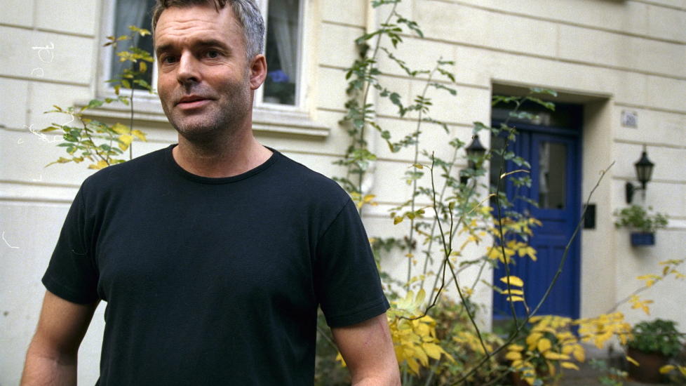 D�D OG PINE: Peter Serck har skrevet en roman som tenker for leseren, og dermed fremst�r som pomp�s. Foto: JEANETTE LANDFALL.