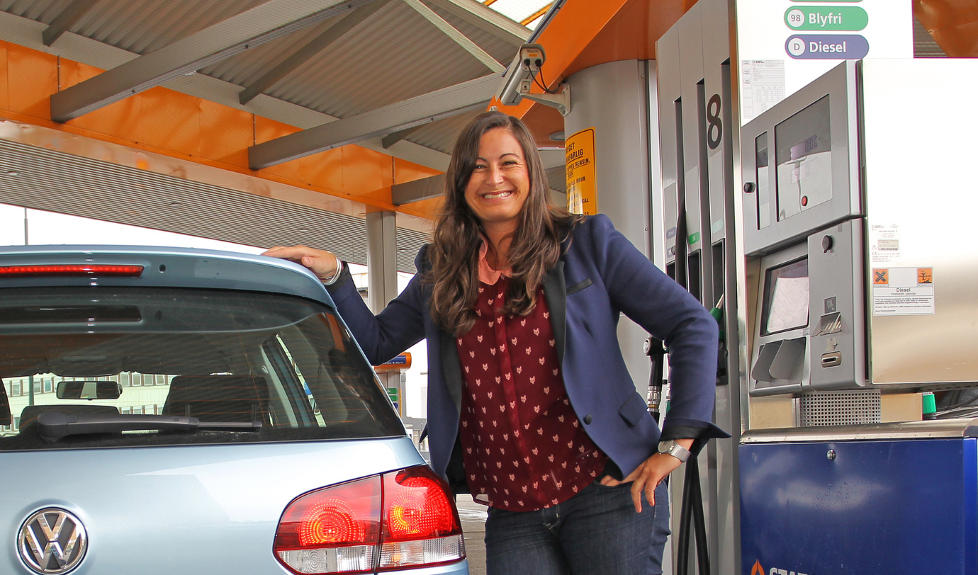 JENTESVAR: Fargen var viktigere enn drivstofforbruk da Salima Noormohamed (37) valgte sin firmabil.
Foto: PETTER HANDELAND