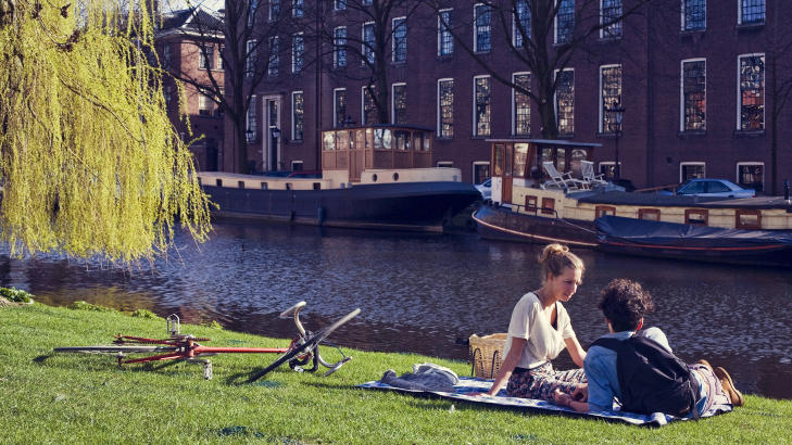 PAUSE VED KANALEN: Den hjemmekoselige, avslappede f�lelsen p� Eelhouse g�r h�nd i h�nd med Amsterdams egen atmosf�re.