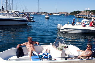 COOL GUYS: Lars Erik (t.v) og Erik var p� vei ut p� sj�en, men hvor ble det av den siste kompisen? Foto: INA DAMLI