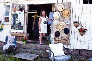 SKAL DET V�RE EN SOLHATT? Christina F�lt i butikken i Fj�llbacka, har det du trenger mot sola. Foto: INA DAMLI