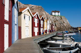 UT I NATUREN: Sm�gen med sin 600 meter lange brygge og fargerike badehus, er et syn om sommeren. Hver morgen er det fiskeauksjon her p� �Sm�genbryggan�. Foto: INA DAMLI