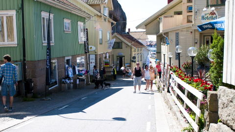 SJARMERENDE SMALT: 16,5 mil fra Oslo, 812 innbyggere. Lille, underlige Fj�llbacka, med sitt bryggeliv, sj�mat og friske deilige b�r, blomstrer opp om sommeren. Foto: INA DAMLI