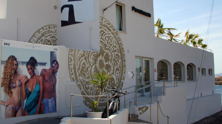 BAK MUREN: Bak denne muren skjuler det seg en fredelig oase. Foto: KIRSTEN M. BUZZI