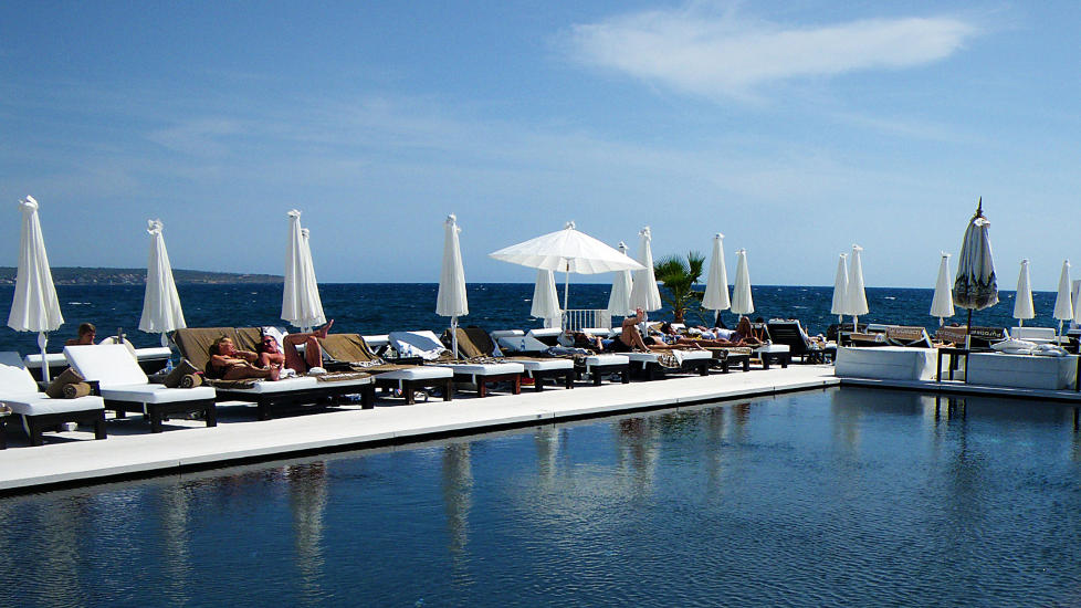 PUROBEACH: Dette er det nye in-stedet p� Mallorca, like utenfor Palma by. Foto: KIRSTEN M. BUZZI