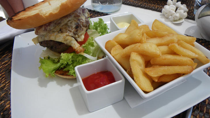 LUKSUSBURGER: Hamburger med bacon, l�k, ost og hjemmelagede poteter. Foto: KIRSTEN M. BUZZI