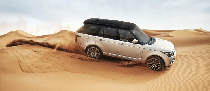 Terrengbil: Trenger du en hyttebil til sommerresidensen, kan du leke i sanddynene. De fleste av bilene kommer neppe til � bli brukt p� dette viset, men det er betryggende � vite at det er mulig. Foto: LAND ROVER