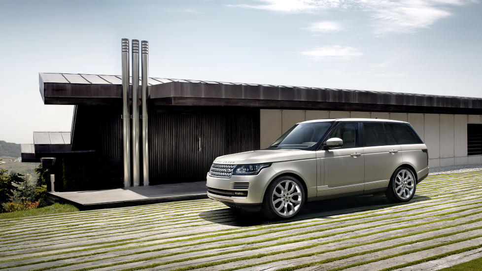 NY DRAKT: Range Rover er nesten fem meter lang, med en akselavstand p� tett p� tre meter. Ikke akkurat noen sm�bil. Foto: LAND ROVER