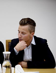 - Slik jeg kjenner Adrian, vil han ikke utøve vold igjen