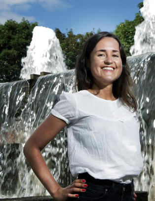 «... han fører skjeen med sorbé ned mellom lårene på henne»