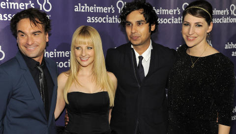 POPUL�R GJENG: Skuespillerne i �The Big Bang Theory�, her representert ved (f.v.) Johnny Galecki, Melissa Rauch, Kunal Nayyar og Mayim Bialik, opplever stor suksess. Foto: Chris Pizzello / AP / Scanpix