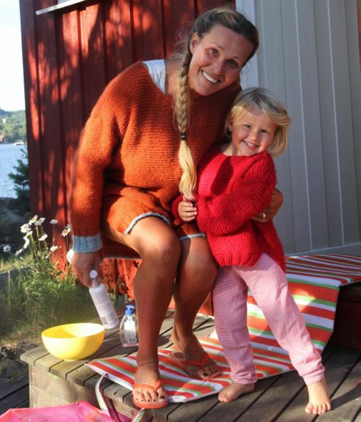 MAMMA DORTHE OG SOPHIA: Her ser vi mamma Dorthe og Marias eldste datter, Sophia if�rt fargerike fine Skappel-gensere. N� har Maria ogs� lagt ut en skalert oppskrift p� bloggen sin, slik at du enkelt kan strikke genseren til barn i alderen 2-3 �r. FOTO: Maria Skappel Holzweiler