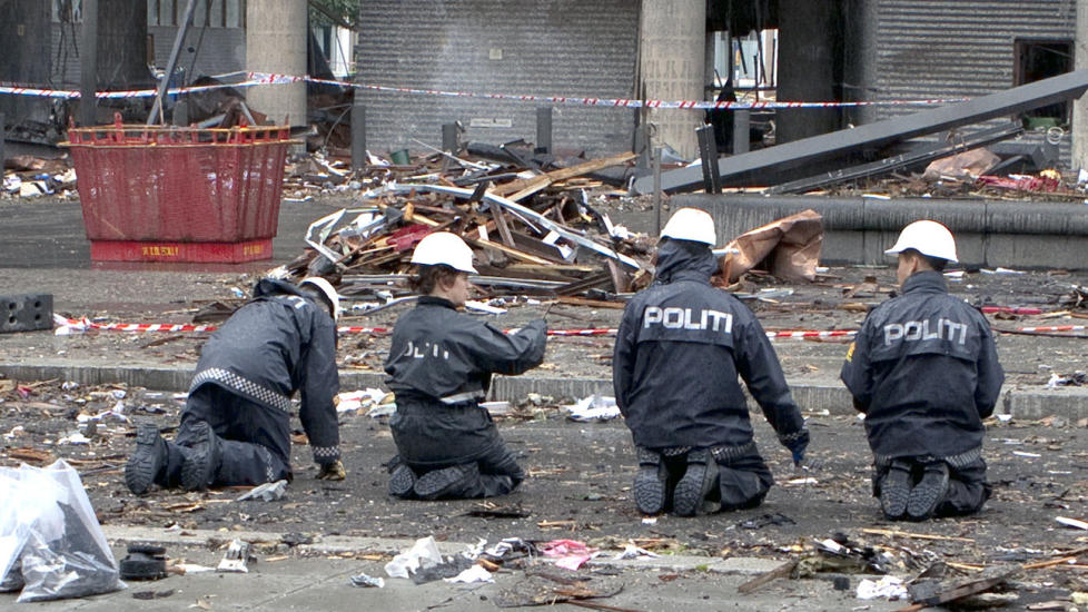 P� KN�RNE: Politifolk gjennoms�ker H�yblokka etter terrorangrepet i fjor. Foto: Kripos / NTB Scanpix
 Foto: KRIPOS / Scanpix