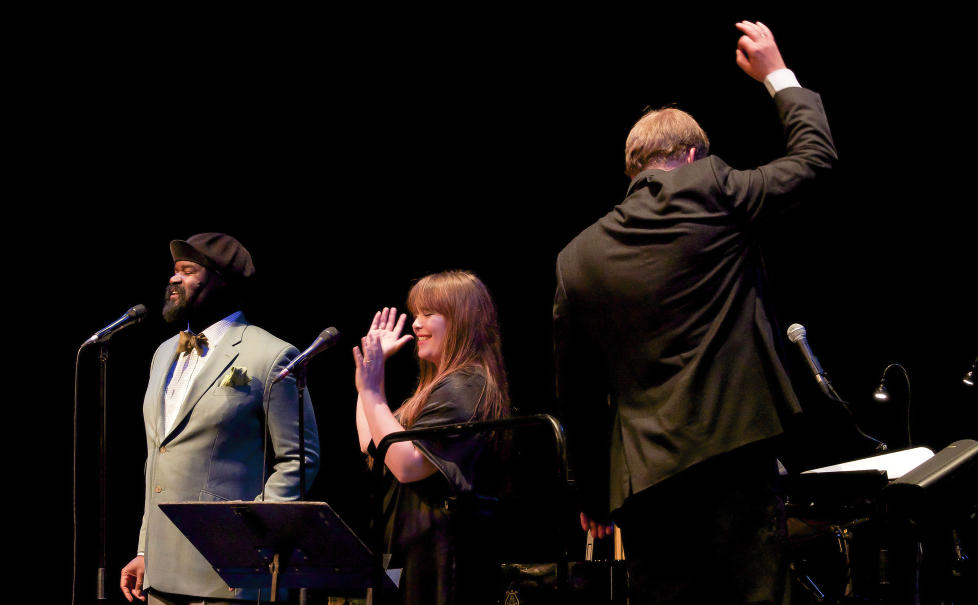 SMIL: Gregory Porter, Solveig Slettahjell og KORK dirigert av Lars Erik Gudim avsluttet i fellesskap med �Smile�, og fikk full st�tte av et begeistret operahus.FOTO: TERJE MOSNES