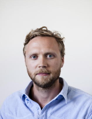 �Frekt av Forsvaret � gnikke p� fiolinene, skj�re opp r� l�k - og fors�ke � presse fram t�rer i �yekroken�