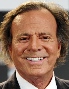 - Det morsomste er n�r kvinner kaster hotelln�kler opp p� scenen og vil elske 