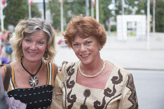 NOMINERT S�NN: Espen Esther Pirelli Benestad og Elsa Alm�s kom for � hylle s�nnen deres. Foto: Henrik Torjussen / Stella Pictures