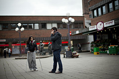 VIKTIG MØTE: Isabell (22) er oppvokst ved Tøyensenteret. De siste sju åra har hun vært uten fast bopel. Hun skjønner godt at Jan Erik i politiets gatepatrulje blir bekymret når han ser henne, og hører hva hun har å fortelle denne ettermiddagen. VIKTIG MØTE: Isabell (22) er oppvokst ved Tøyensenteret. De siste sju åra har hun vært uten fast bopel. Hun skjønner godt at Jan Erik i politiets gatepatrulje blir bekymret når han ser henne, og hører hva hun har å fortelle denne ettermiddagen.