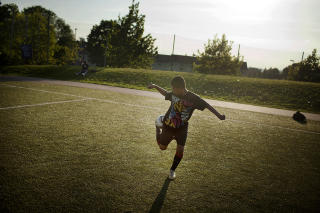 LYSPUNKT: — Jeg har lært en del ny slang etter at jeg kom hit, forteller Jonas (12), som er hyppig bruker av fotballbanen i Tøyen-parken. LYSPUNKT: — Jeg har lært en del ny slang etter at jeg kom hit, forteller Jonas (12), som er hyppig bruker av fotballbanen i Tøyen-parken.
