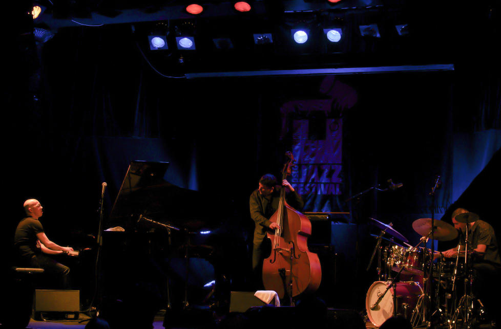 TETT: Marcin Wasilewski Trio p� Nasjonal jazzscene fredag kveld. Den polske trioen leverte en tett kommuniserende konsert basert p� repertoaret fra sitt �Faithful�-album. FOTO: TERJE MOSNES