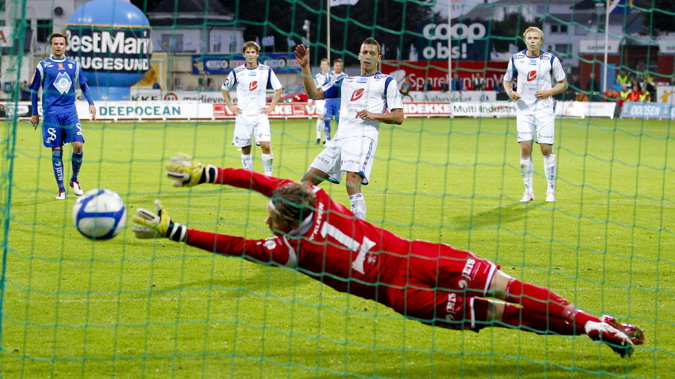 UT ETTER STRAFFEKONK: Nikola Djurdjic og Haugesund er ute av cupen etter straffekonkurranse mot H�dd. Foto: Jan K�re Ness / NTB scanpix