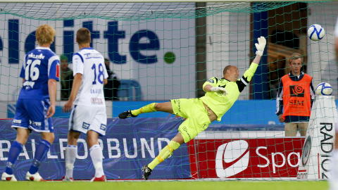MÅL: Her scorer Hødd 1-0 på Haugesunds keeper Per Morten Kristiansen. Foto: Jan Kåre Ness / NTB scanpix MÅL: Her scorer Hødd 1-0 på Haugesunds keeper Per Morten Kristiansen. Foto: Jan Kåre Ness / NTB scanpix