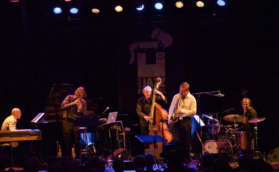 AUTORITET: Arild Andersen Quintet rundet av Oslo jazzfestival med en lang og str�lende l�rdagskonsert p� Nasjonal jazzscene, Victoria. FOTO: TERJE MOSNES