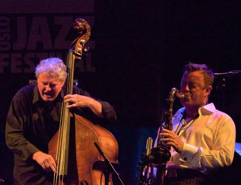 STR�LENDE: Arild Andersen og Tommy Smith. FOTO: TERJE MOSNES