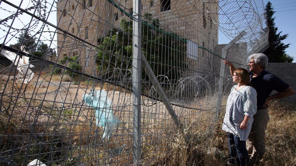 Cliff Hotel i utkanten av Jerusalem er stridens eple mellom en palestinsk-norsk familie og sraelske myndigheter. Her er hoteelets eier Ali Abdul Hadi Ayad fotografert sammen med sin norske kone Signe Marie Breivik utenfor hotellet sitt, som de ikke har adgang til. Foto - Inbal Rose/Dagbladet