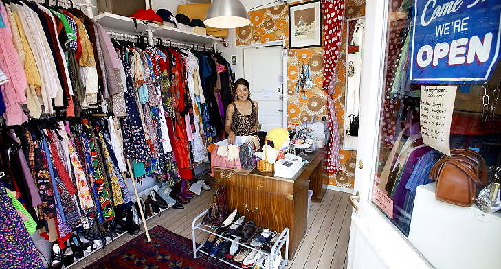 BELLA DONNA VINTAGE & SECOND HAND: Innehaver Fernanda Arredondo har troen p� at retrob�lgen snart sl�r inn over S�rlandet med stor kraft. Foto: ERLING SLYNGSTAD H�GELAND