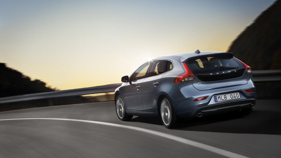MODERNE DESIGN: Volvo V40 D2 ser betraktelig mye bedre ut enn de andre bilene i Volvo-garasjen. Foto: VOLVO