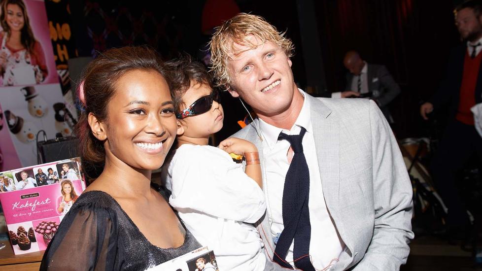 STILTE OPP: Vinni overrasket med musikk p� ekskonas boklansering. Foto: Stella pictures
