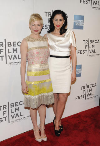 VISER VEI: Michelle Williams og Sarah Silverman spilte inn nakne dusjscener sammen i �Take This Waltz�.  Foto: Evan Agostini / AP Photo / NTB Scanpix