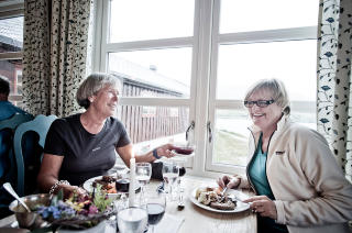 FJELLGLADE: Venninnene Grethe Huseby (64) og Toril Hatlen (66) fra Oslo nyter middagen p� Rondvassbu. For tre dager siden startet de turen p� Hjerkinn. Foto: THOMAS RASMUS SKAUG