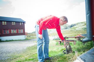 REKORDSESONG: Rondane er den store fjellvinneren i �r, forteller bestyrer p� Rondvassbu, �ystein G�rden. Her med en av de to katten som bor p� turisthytta, og som rett som det er tar seg en tur opp p� en av fjelltoppene rundt. Foto: THOMAS RASMUS SKAUG