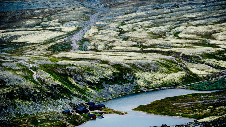 NASJONALPARK: Med Atnedalen i �st og Gudbrandsdalen i vest, ble Norges f�rste nasjonalpark opprettet her i Rondane for 50 �r siden. Turisthytta Rondvassbu ligger ved Rondvatnet. Foto: THOMAS RASMUS SKAUG