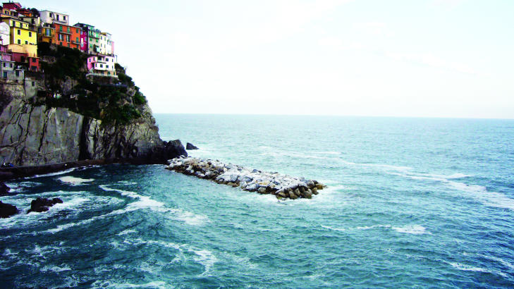 FRISTENDE: Fargeklatten Manarola i Italia, klistrer seg til klippene på nordvestkysten. Foto: EZIMOAN CC.BY.2.0 FRISTENDE: Fargeklatten Manarola i Italia, klistrer seg til klippene på nordvestkysten. Foto: EZIMOAN CC.BY.2.0